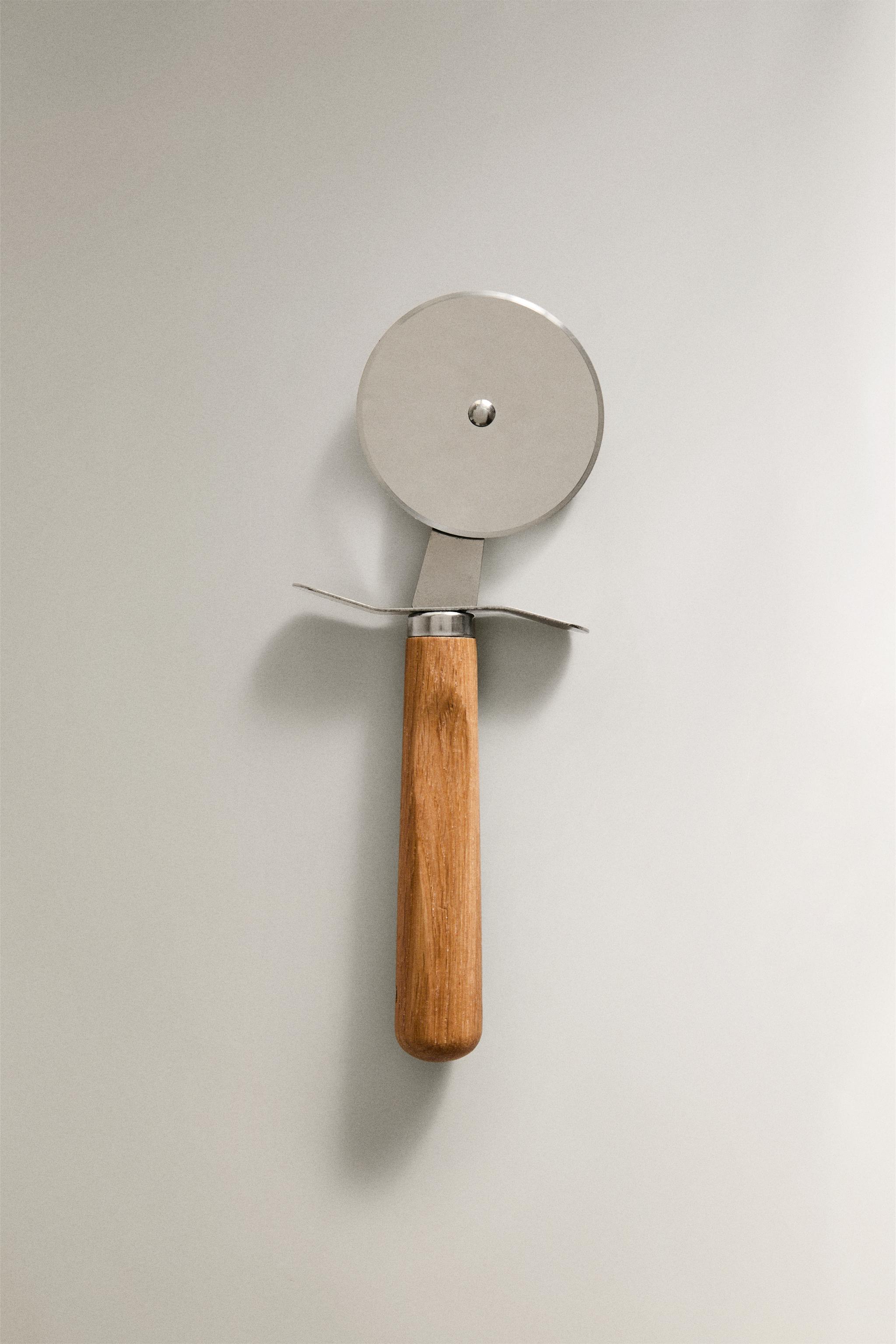 OAK WOOD HANDLE PIZZA CUTTER